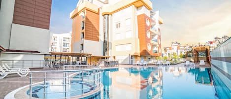 Piscina externa, funciona das 9h às 22h, espreguiçadeiras