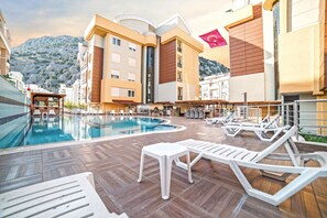 Outdoor pool, open 9:00 AM to 10:00 PM, sun loungers - Flamingo Residence (Konyaalti)