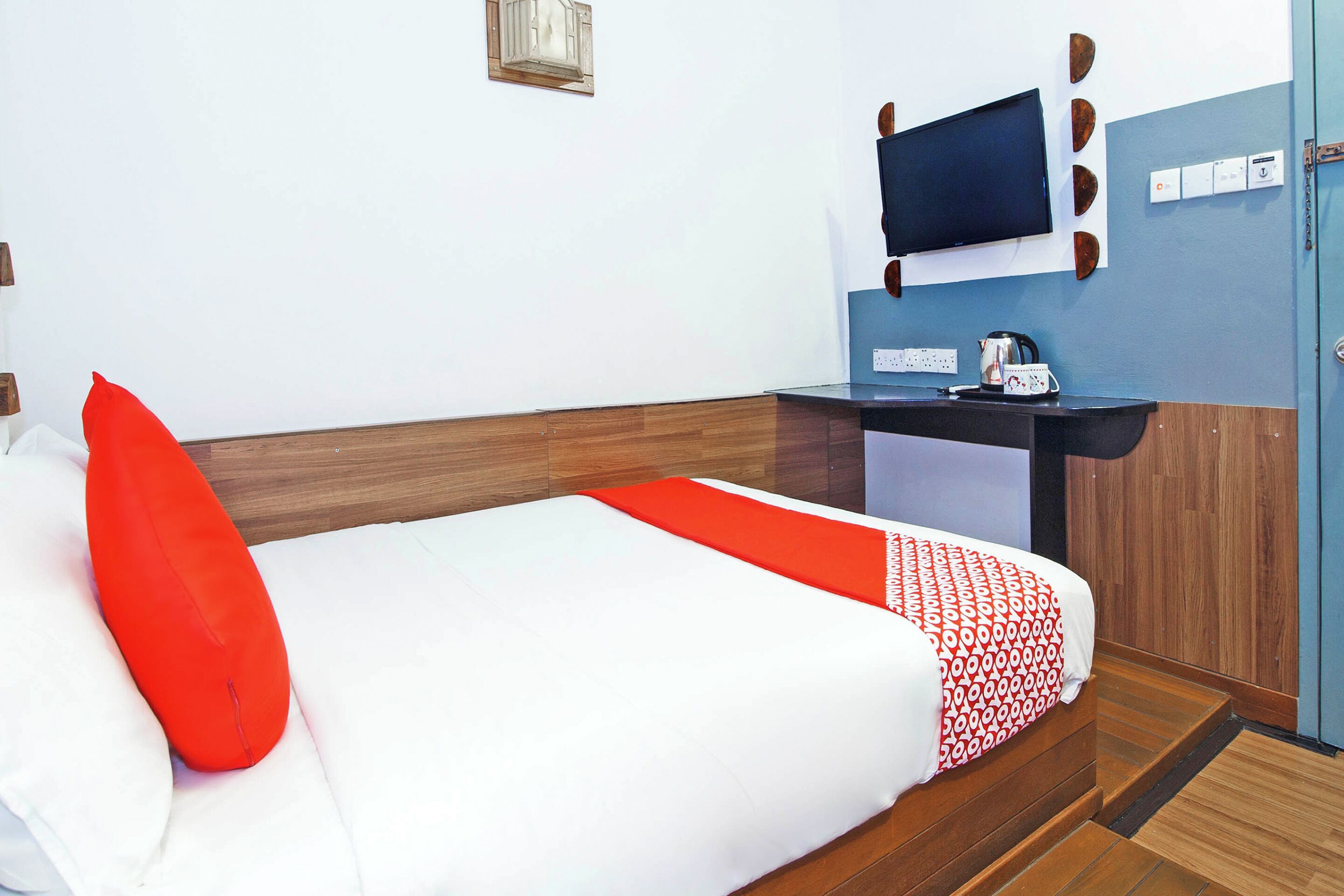 deluxe double room, 1 queen bed | 1 bedroom, iron/ironing board, free wifi, bed sheets