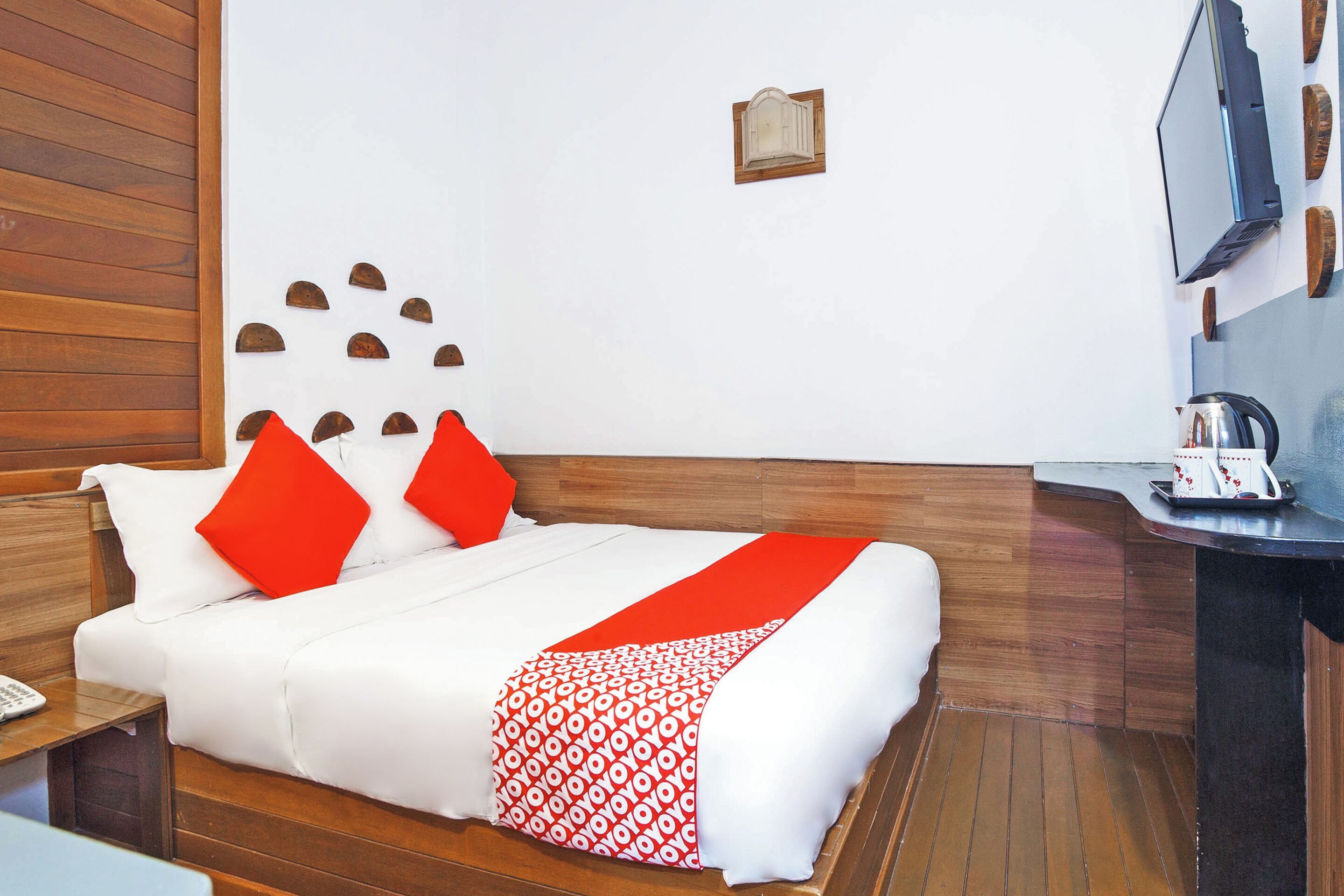deluxe double room, 1 queen bed | 1 bedroom, iron/ironing board, free wifi, bed sheets
