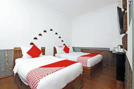 Tabla de planchar con plancha, wifi gratis y ropa de cama . Hotel O Five 2