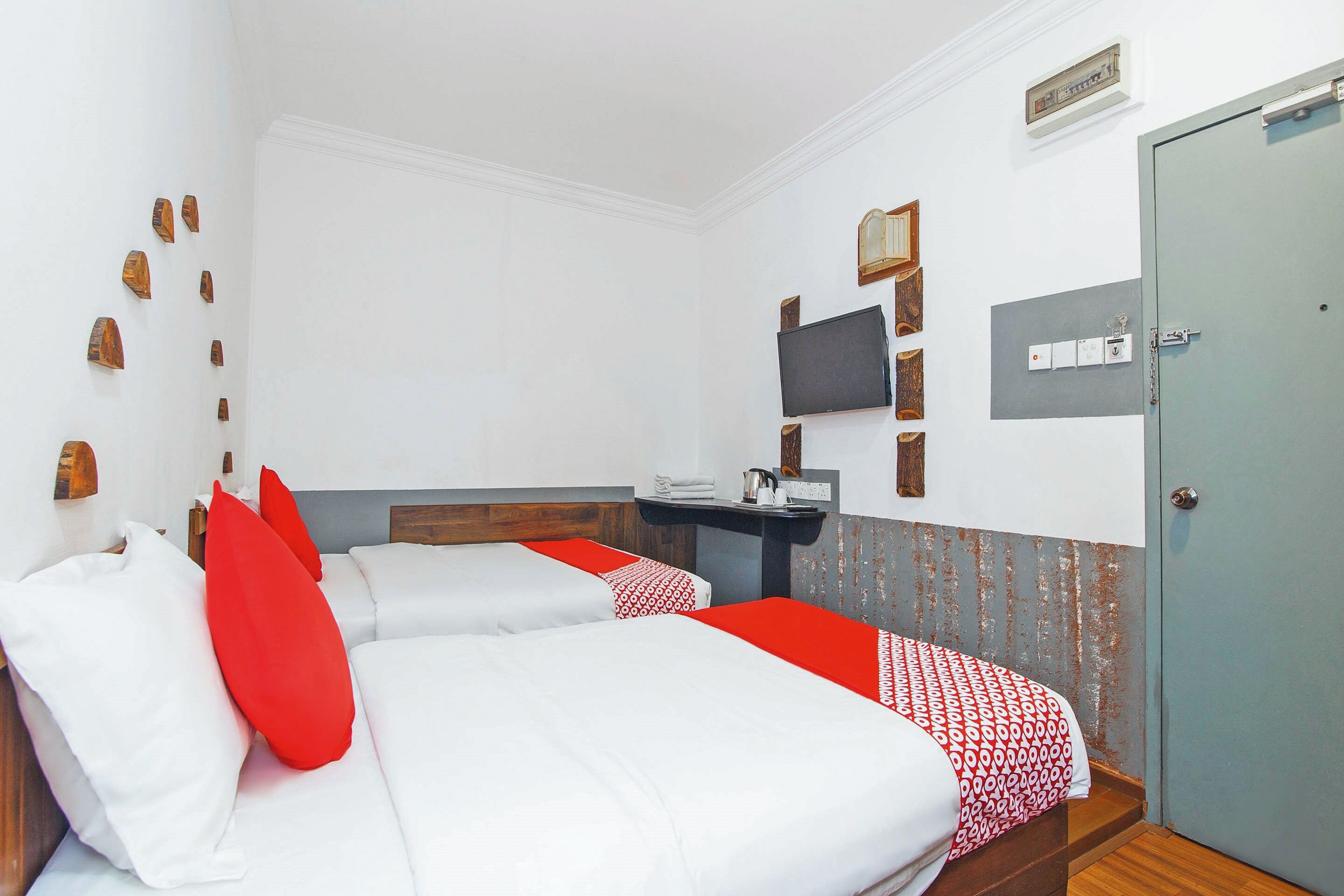 deluxe twin room | 1 bedroom, iron/ironing board, free wifi, bed sheets