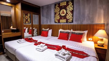 Driepersoonskamer | Luxe beddengoed, donzen dekbedden, bedden met traagschuimmatras