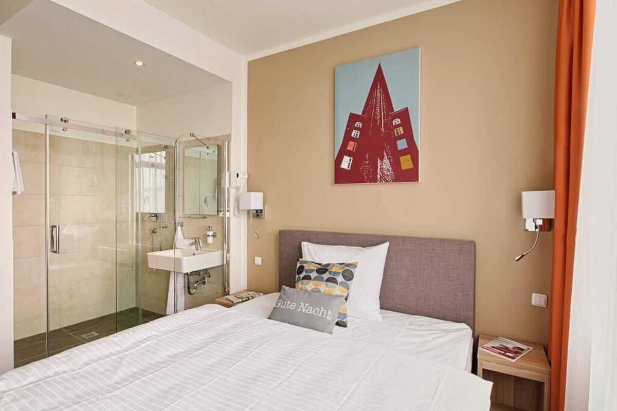 1 habitación, caja de seguridad en la habitación y escritorio