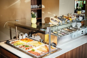 Petit déjeuner buffet (20 EUR par personne)