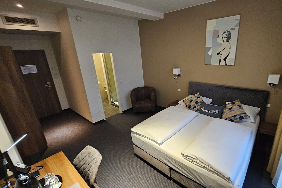 Premium - Großes Doppelzimmer | 1 phòng ngủ, két bảo mật tại phòng, bàn