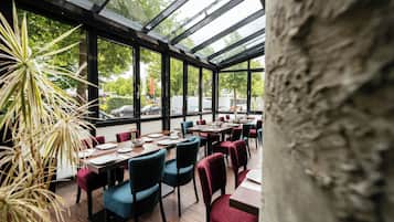 Tägliches Frühstücksbuffet gegen Gebühr