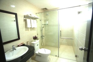 Triple Room, 1 Bedroom, Non Smoking | Bar mini, meja, langsir/tirai gelap terus, kalis bunyi 