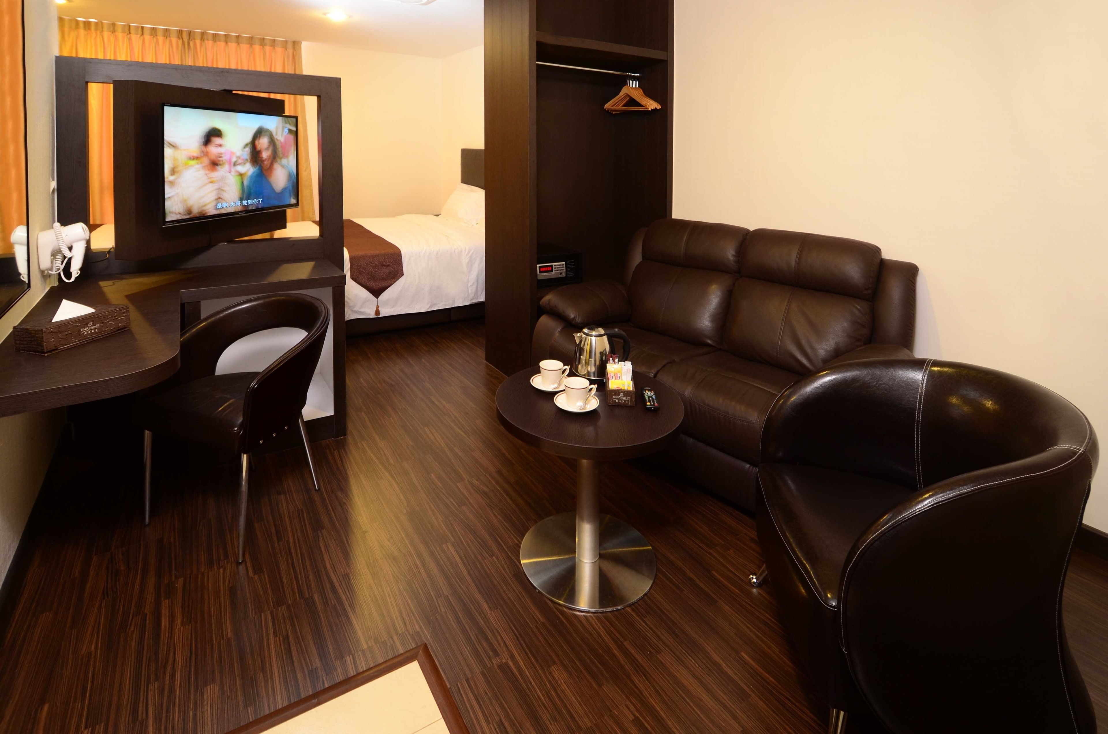 Family Suite | Living area | 40-inch LCD TV with cable channels, TV