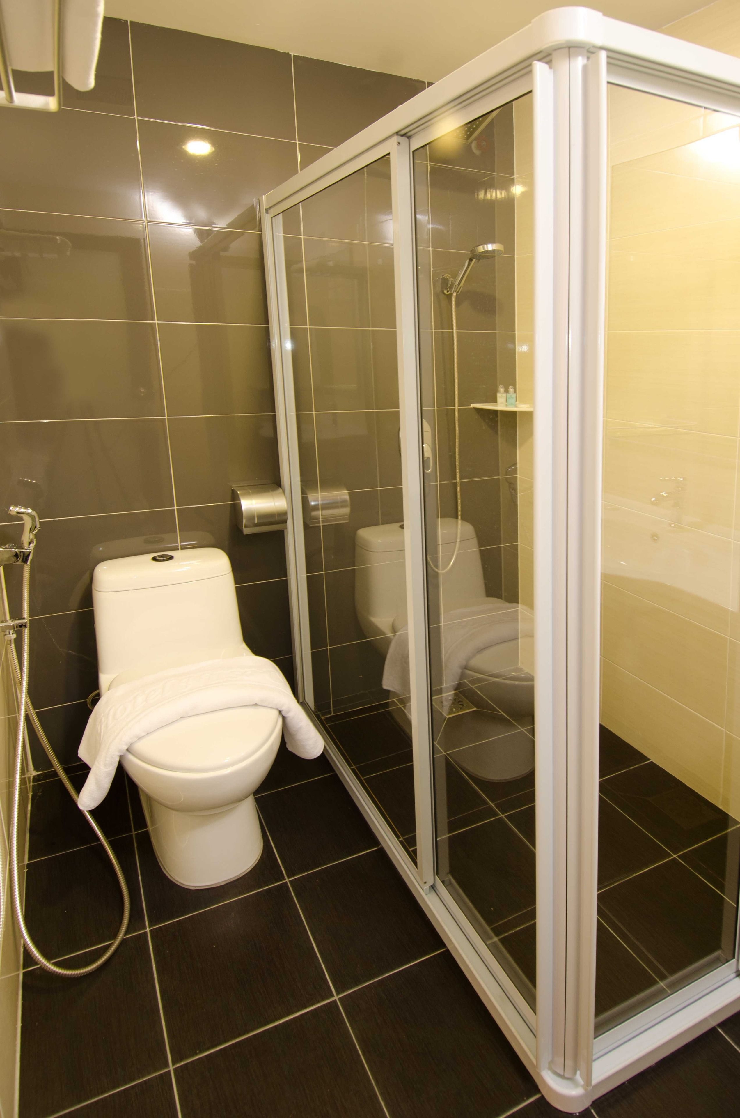 シャワー、バスアメニティ (無料)、タオル