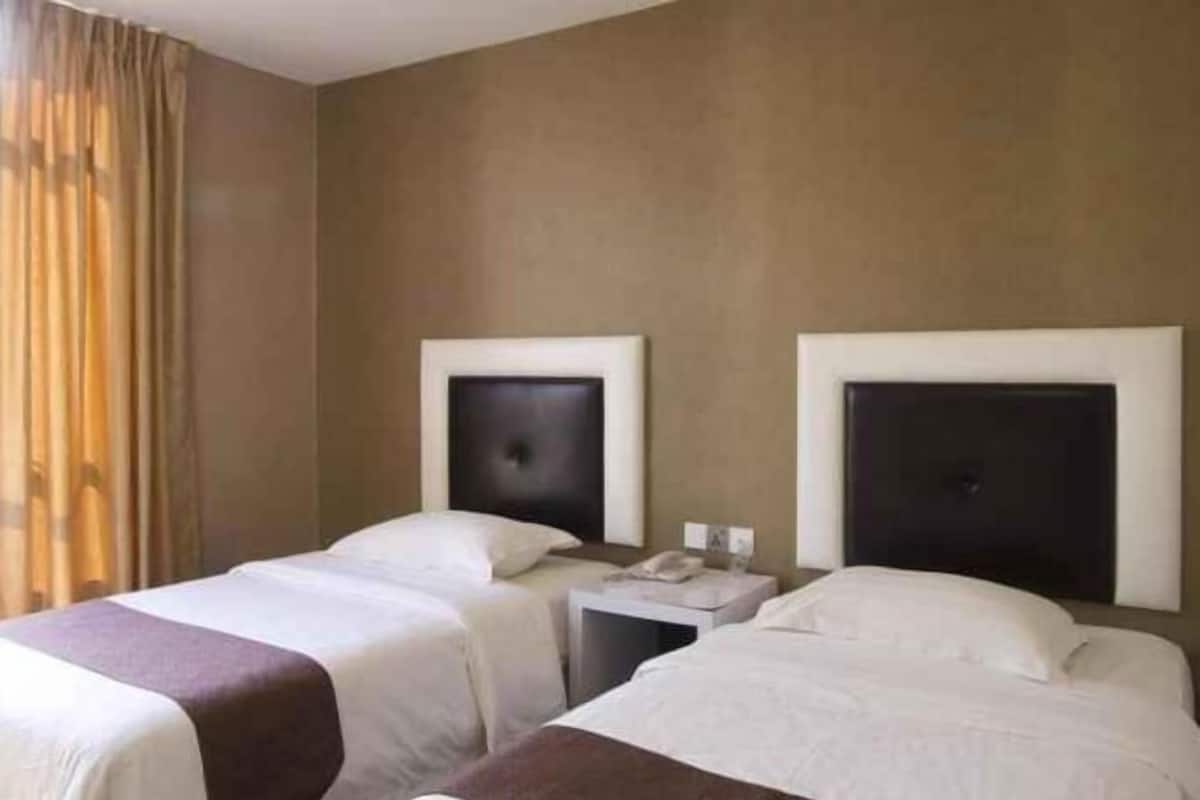 1 habitación, caja de seguridad en la habitación y escritorio