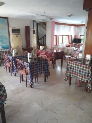 2 restaurantes; se sirve desayuno y cena; cocina turca