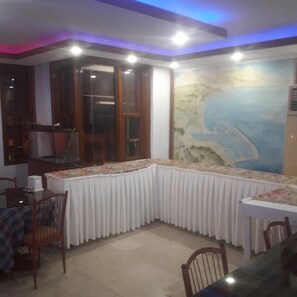 2 من المطاعم، حيث تُقدم وجبات الإفطار، العشاء، الأطباق التركية