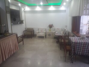 2 من المطاعم؛ يتم تقديم الإفطار والعشاء 