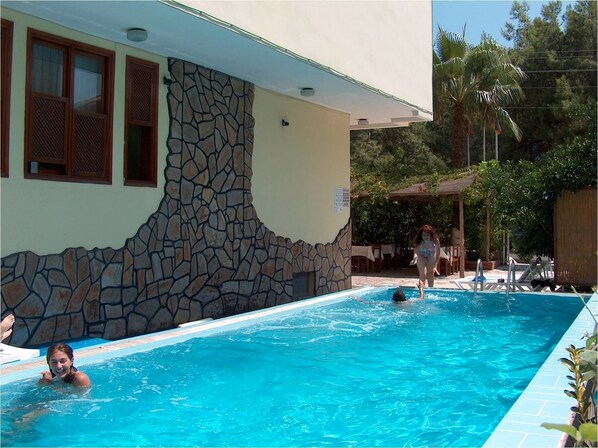 حمّام سباحة خارجي