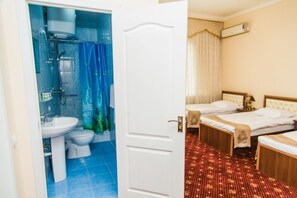 Standard Triple Room | Bathroom