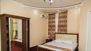 Een slaapkamer met een bed, een kledingkast en een spiegel.