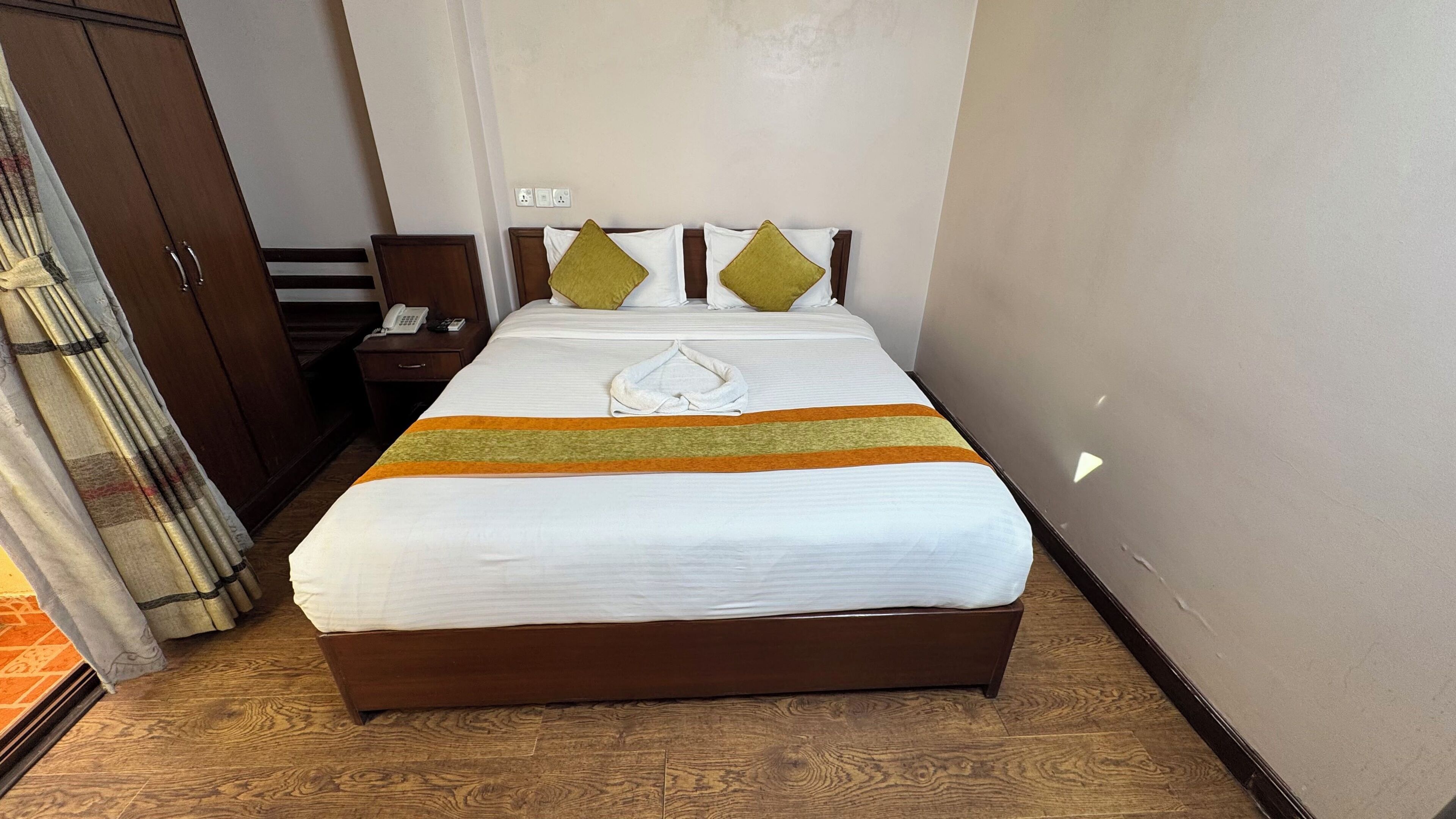 Caja de seguridad en la habitación y escritorio 