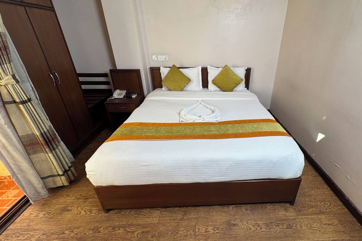 Caja de seguridad en la habitación y escritorio