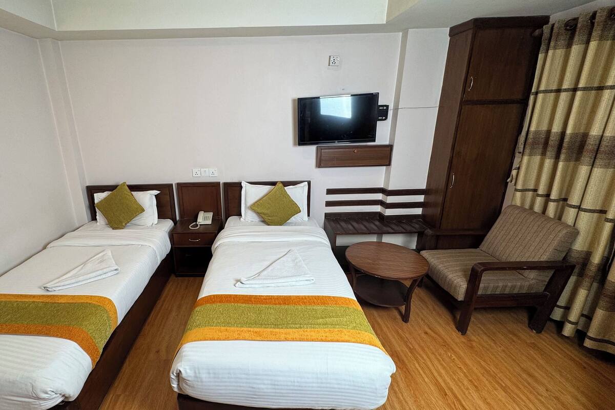 Caja de seguridad en la habitación y escritorio