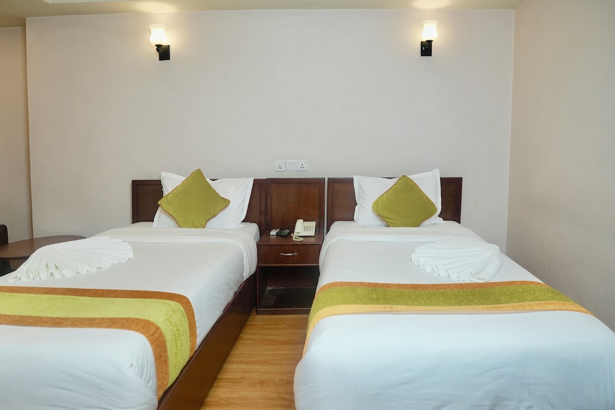Deluxe Twin Room | In-room safe, desk, soundproofing, free WiFi