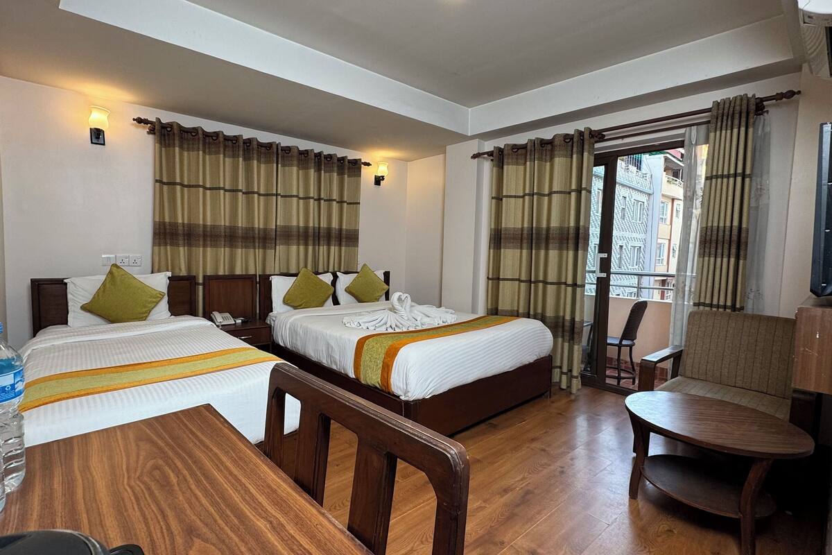 Caja de seguridad en la habitación y escritorio