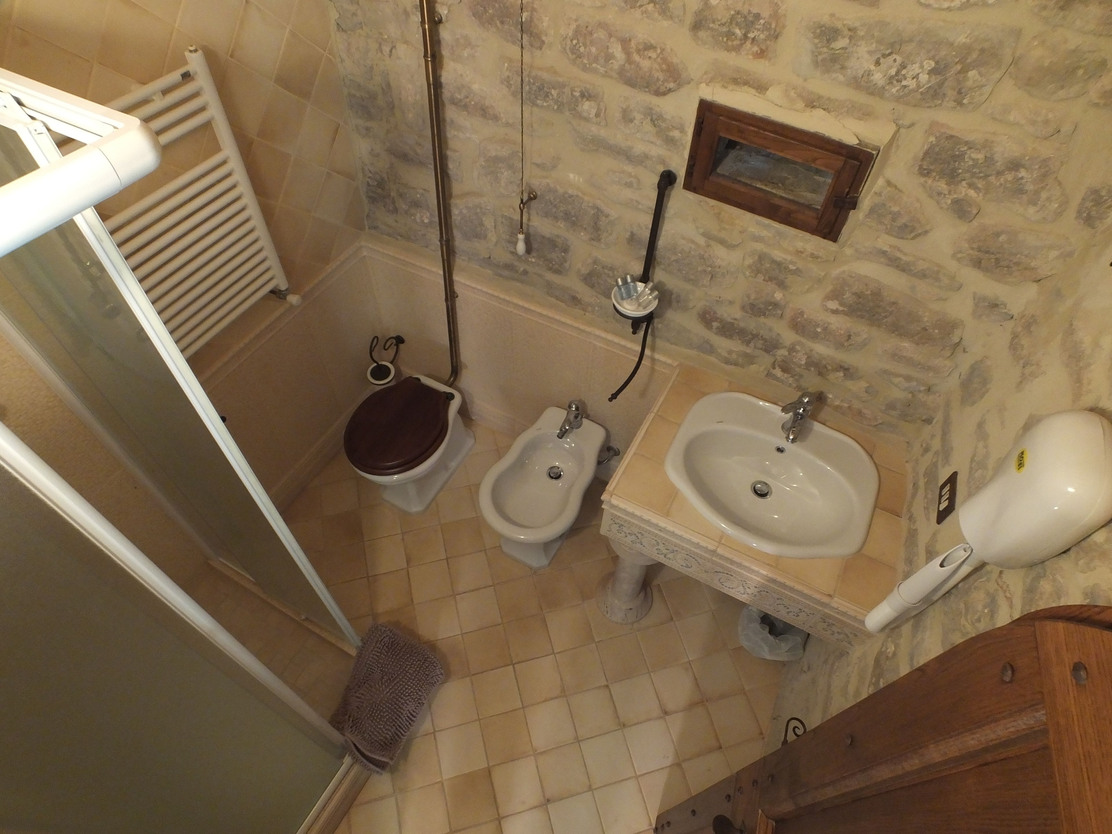 Une salle de bain comprenant des toilettes, un bidet et un lavabo.