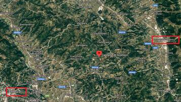 Vista satèl·lit d'una regió amb llocs marcats, incloent Assisi, Perusa i Gualdo Tadino.