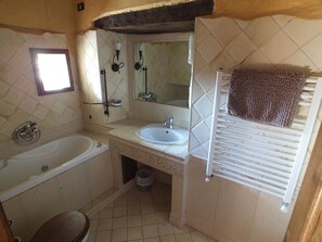 Shower, rainfall showerhead, free toiletries, hair dryer - Castello di Giomici (Valfabbrica)