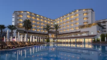 Piscina interna, piscina externa sazonal, guarda-sóis, espreguiçadeiras