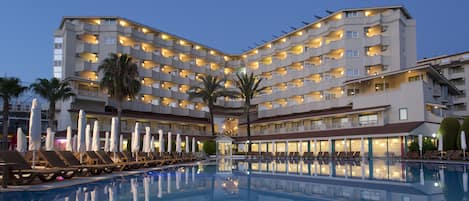 Inomhuspool, en säsongsöppen utomhuspool, parasoller och solstolar