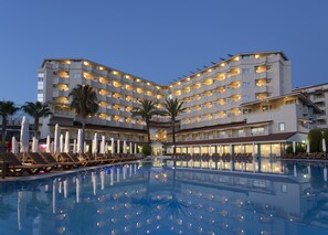 Indoor pool, seasonal outdoor pool, pool umbrellas, sun loungers - Febeach Hotel - All Inclusive (Manavgat)
