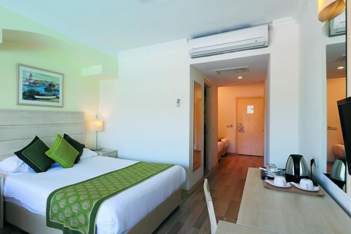 Brankas, tempat tidur bayi gratis, dan gratis tempat tidur lipat/ekstra