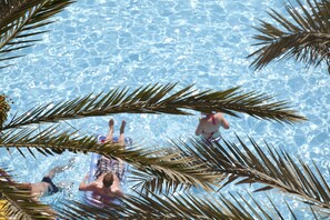 Piscine intérieure, piscine extérieure en saison, parasols
