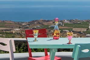Outdoor dining - Grey Villa (Santorini)