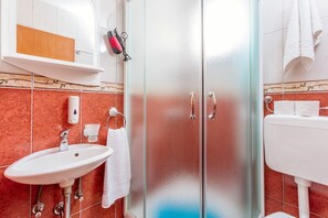 Suihku, ilmaiset hygieniatuotteet, hiustenkuivaaja, pyyhkeet