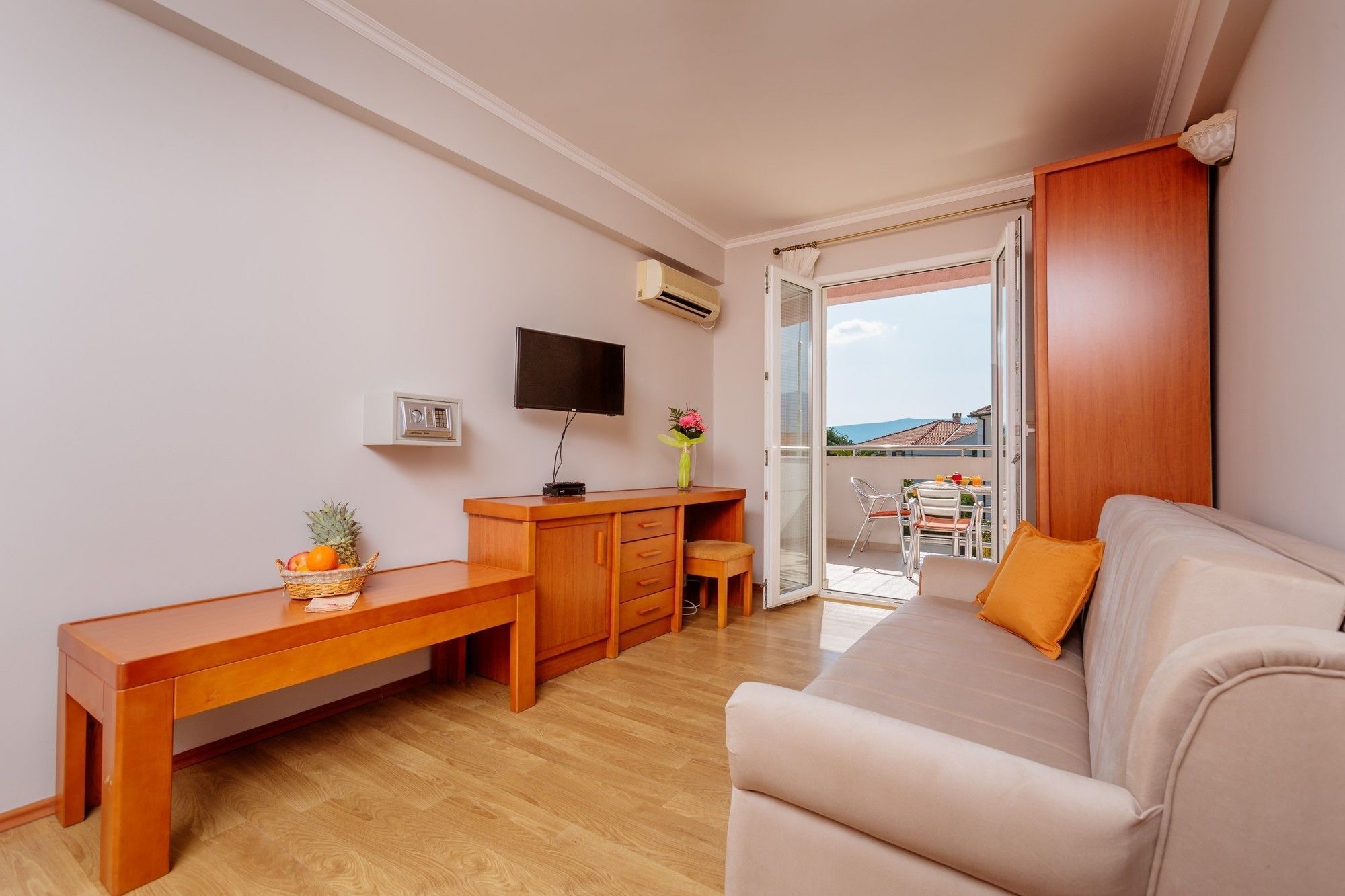 Apartemen Comfort, 1 kamar tidur, teras, pemandangan gunung | Area keluarga | TV layar datar