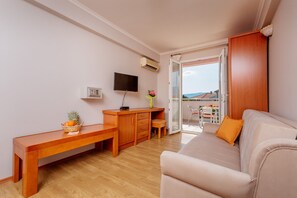 Departamento Confort, 1 habitación, Terraza, vista a la montaña | Área de sala de estar | Televisión de pantalla plana 