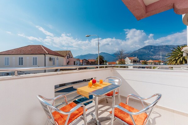 Comfort-huoneisto, 1 makuuhuone, terassi, vuoristonäköala | Ulkoruokailutilat