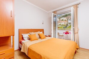 Apartamento Deluxe, 1 habitación, terraza, vistas al mar | 1 dormitorio, ropa de cama de alta calidad, caja fuerte y escritorio