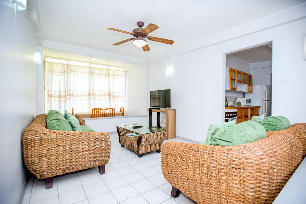 Deluxe Superior Apartment, 2 Bedroom | Phòng khách | TV màn hình phẳng 