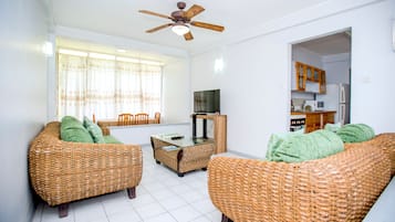 Deluxe Superior Apartment, 2 Bedroom | Wohnzimmer | Flachbildfernseher