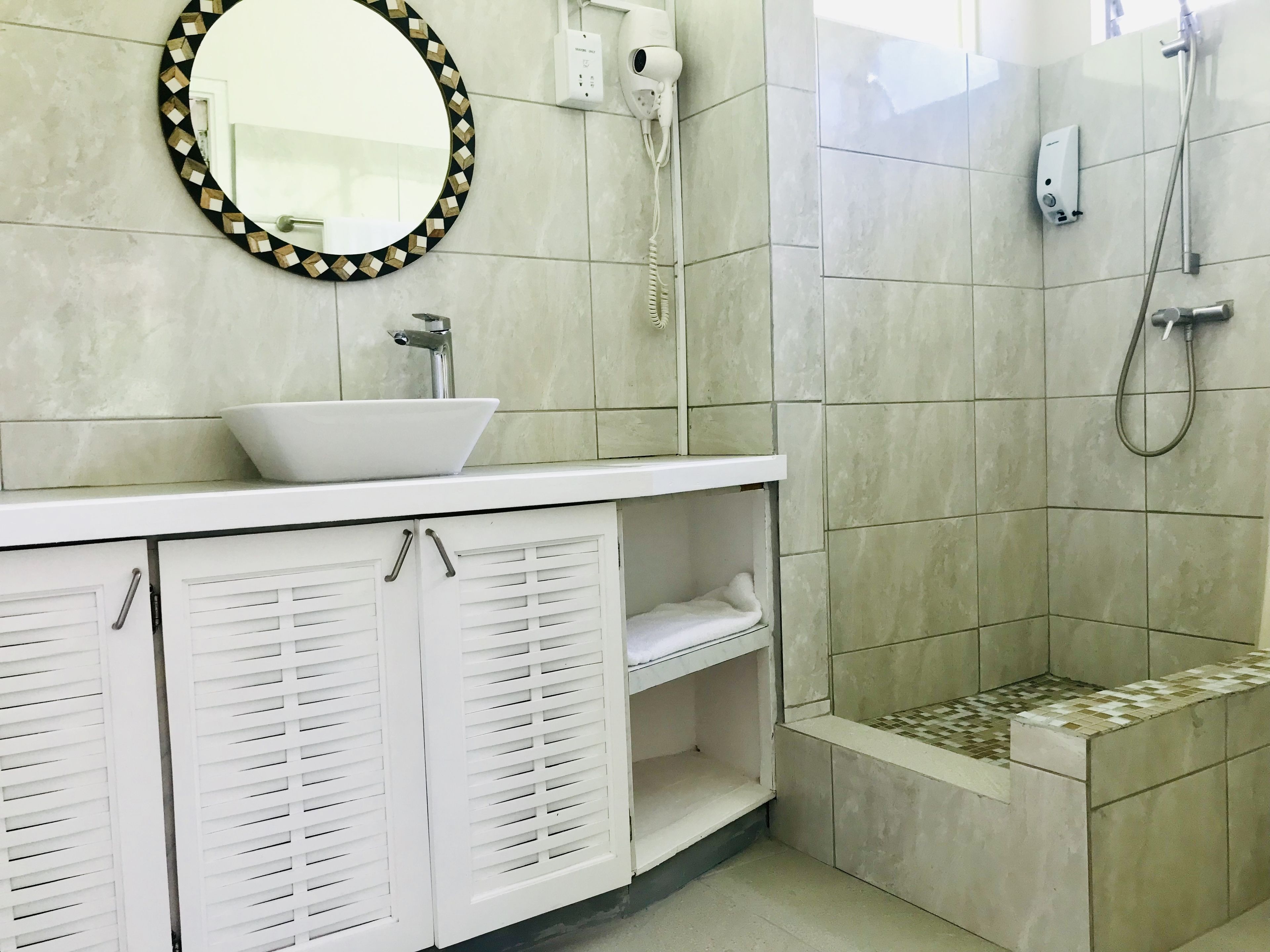 Appartement Standard, 2 chambres, cuisine | Salle de bain | Douche, sèche-cheveux, serviettes fournies