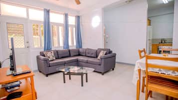 Departamento estándar, 2 habitaciones, 2 baños | Sala de estar | Televisión de pantalla plana