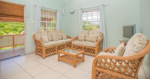 Apartamento superior, 2 quartos | Área de estar | TV de tela plana