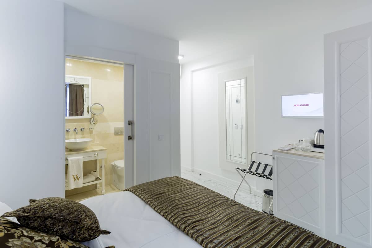 Premium bedding, minibar, in-room safe, soundproofing
