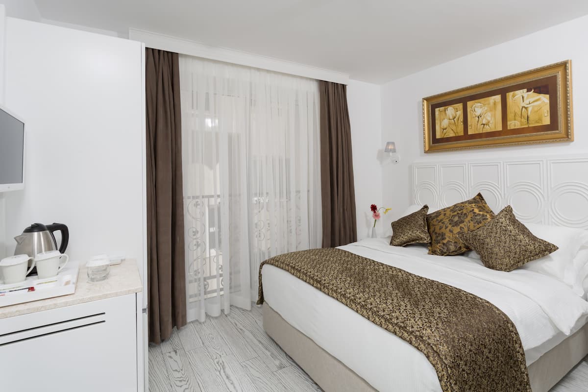 1 bedroom, premium bedding, minibar, in-room safe