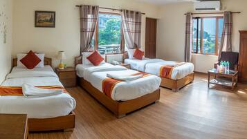 Quarto triplo, vista para a cidade | 1 quarto, escrivaninha, Wi-Fi de cortesia