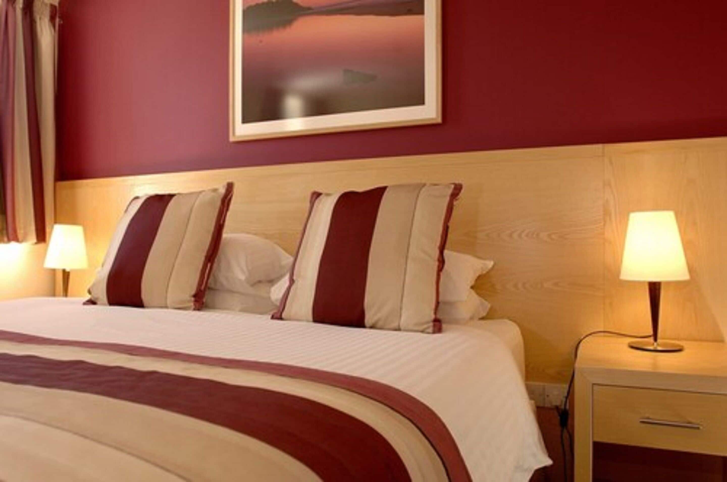 desk, free wifi, bed sheets, wheelchair access