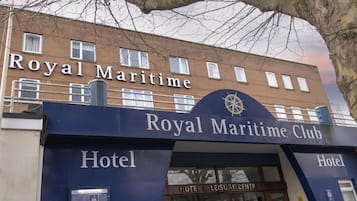 Das Hotel Royal Maritime Club mit auffälligem Schild und Eingang.